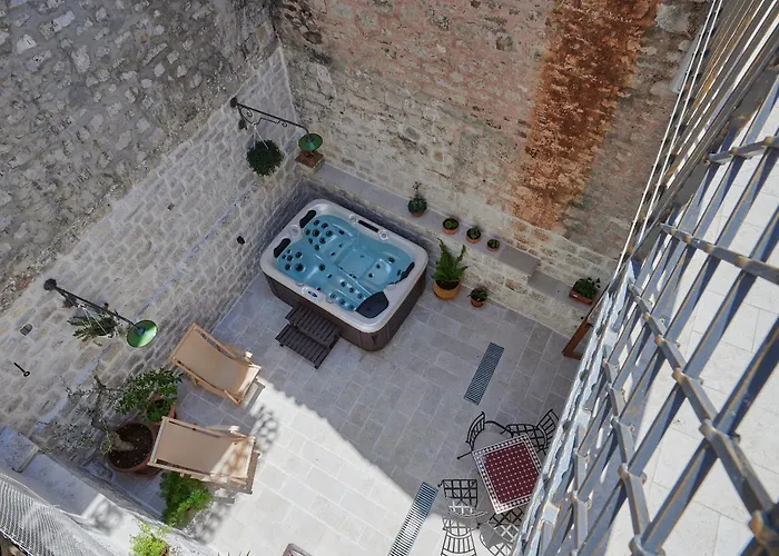 And Kudelik Centar * トロギール