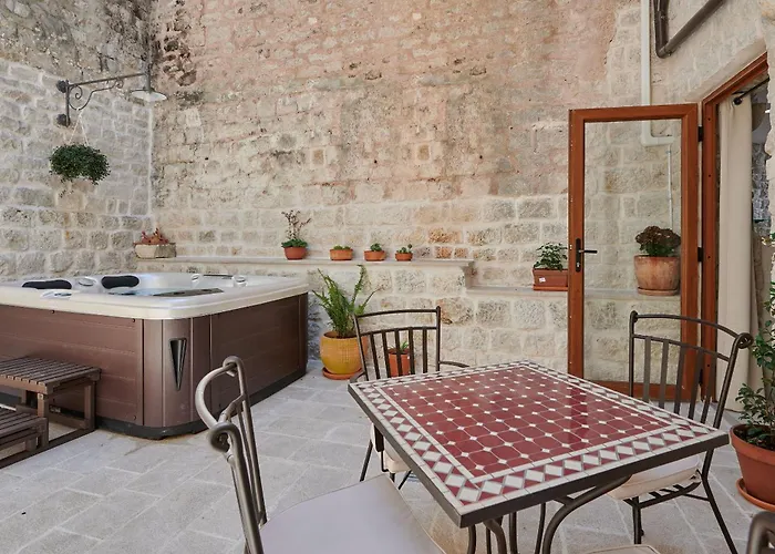 And Kudelik Centar * トロギール