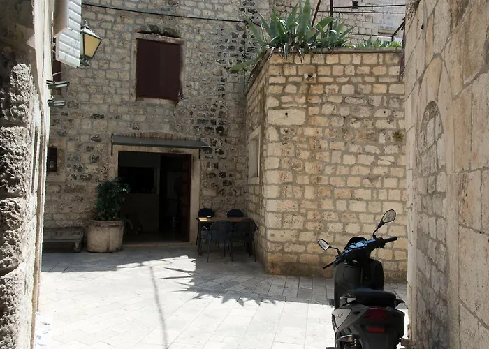 And Kudelik Centar * トロギール