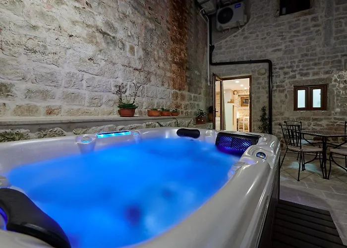 And Kudelik Centar * トロギール